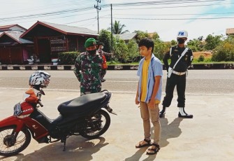 Babinsa Jajaran Kodim 1206/Psb Laksanakan Pendisiplinan Protokol Kesehatan