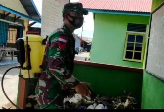 Babinsa  09/Jongkong Semprot Disinfektan ke Rumah Warga