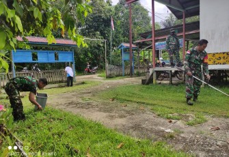Babinsa Bersama Warga Melaksanakan Karya Bakti Di Desa Melapi
