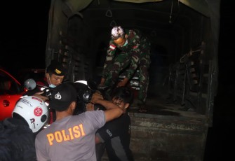 Personil Kodim 1206/PSB Dengan Personil Polres Kapuas Hulu Kerjasama Evakuasi Korban Banjir