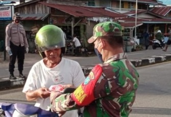 Aksi Babinsa Bagikan Masker Kepada Masyarakat