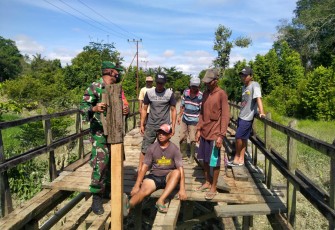 TNI Bersama Warga Perbaiki Jembatan Penghubung Desa Hurung Bunut 