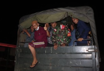 Berkat Bantuan Personil Kodim 1206/PSB, Penumpang Bis Yang Akan Pulang Akhirnya Bisa Melewati Jalan Yang Banjir