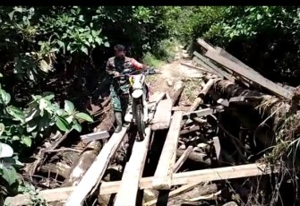 Perjuangan Dua Babinsa Kalis Menuju Desa Binaanya