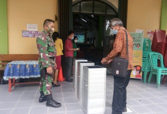 Cegah Penularan Covid-19, Babinsa Ngabang Imbau Pengunjung Pasar Terapkan Prokes