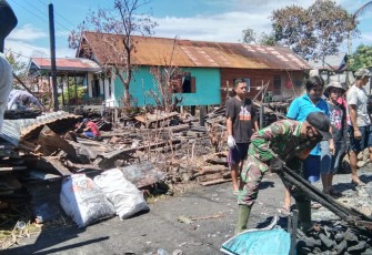 Babinsa 1206-06/Putussibau Utara Bersama Warga Bersihkan Bekas Kebakaran