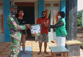 Babinsa Teluk Melano Kodim 1203/Ktp Bagikan Sarana Protokol Kesehatan