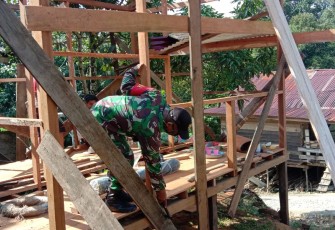 Babinsa Serda Dedi bantu bangun rumah warga