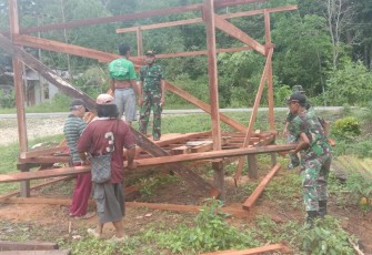 Babinsa 1206-03/Batang Bersama Masyrakat Gotong Royong Pembuatan Pos Kamling Di Desa Sungai Abau 