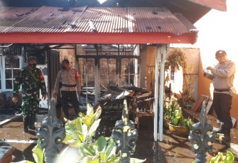 Sambangi Korban Kebakaran, Babinsa Panarung Sampaikan Ini 
