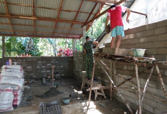 Babinsa Menjalin Bantu Bangun Rumah Warga Desa Tempoak