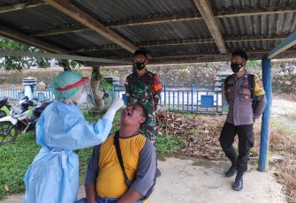 Babinsa Dampingi Tenaga Kesehatan Melakukan Swab Raid Tes Antigen