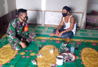 Rutin Lakukan Komsos, Babinsa Koramil 1206-01/Embaloh Hilir Jaga Situasi Kamtibmas Tetap Kondusif