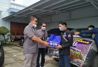 Komunitas Hardtop Bengkulu Berbagi Paket Sembako