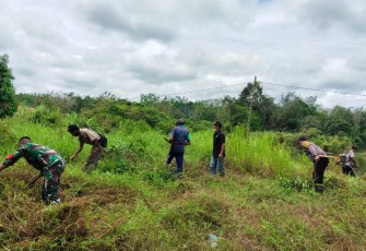 Babinsa Bersama Masyarakat Desa Binanannya Melakukan Karya Bakti