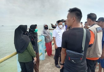Speedboat BPBD Lingga Terbakar Wakil Bupati Lingga Bantu Evakuasi Korban