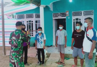 Babinsa Koramil Ngabang Pantau Prokes Acara Resepsi Pernikahan