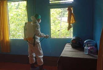 Babinsa Melakukan Penyemprotan Disinfektan Di Rumah Warga