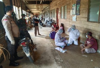Babinsa Puring Kencana Dampingi Kegiatan Tracking Contact Covid-19 dan Pengambilan Sampel