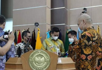 Pemerintah Kabupaten Kendal menerima gelar Wajar Tanpa Pengecualian (WTP) pada Penyerahan Laporan Hasil Pemeriksaan (LHP) atas Laporan Keuangan Pemerintah Daerah (LKPD) TA. 2020, Selasa (18/5/2021).