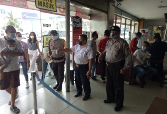 Kapolres Pekalongan Kota AKBP M Irwan Susanto S.I.K,SH,MH melalui Kapolsek Pekalongan Timur Kompol Junaedi SH, mengingatkan warga untuk tetap menerapkan protokol kesehatan (Prokes) untuk memutus mata rantai penyebaran COVID-19 di Kota Pekalongan.