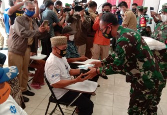 Danrem 073/Makutarama memberikan bansos kepada nelayan Bandengan