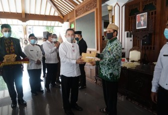 Penyerahn tali asih untuk tenaga pendidik keagamaan 