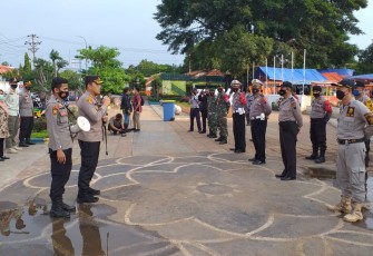 Kapolres Pekalongan Kota Akbp M Irwan Susanto S.I.k,SH, MH menyampaikan arahan  kepada petugas gabungan yang akan melaksanakan penertiban Prokes dan imbauan kepada masyarakat Kota Pekalongan di halaman gerbang Nusantara Alun alun Kecamatan Pekalongan Timur Kota Pekalongan, Rabu ( 5/5/2021)