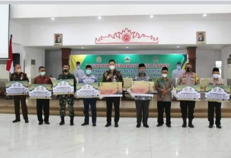 Bupati Dico M. Ganinduto, B.Sc, Wakil Bupati H. Windu Suko Basuki, S.H dan dilanjut oleh Forkopimda, para OPD berzakat, infaq dan Shodaqoh di Baznas.