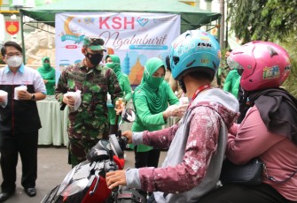 Kolaborasi berbagi takjil di bulan Ramadhan