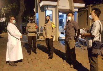 Kapolres Pekalongan Kota Akbp M Irwan Susanto,S.I.K,SH,MH tetap melakukan pengecekan pelaksanaan pengamanan ibadah Pascah peringatan kenaikan Isa Al Masih Kamis petang, (13/5/2021).
