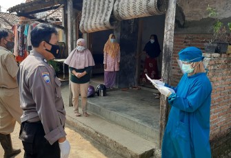 Bhabinkamtibmas Polsek Pekalongan Utara Polres Pekalongan Kota, Aiptu Rusbianto  mendampingi tenaga kesehatan dan tim dari puskesmas saat melacak kontak erat atau tracing contact dari warga yang terkonfirmasi positif virus corona/  Covid-19