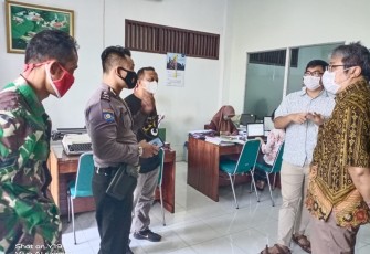 Polsek Pekalongan Timur daei Bhabinkamtibmas Aipda Teguh Antoro, SH bersama Tim PPKM Mikro, Kecamatan Pekalongan Timur melakukan tracing kepada warga yang kedapatan kontak erat dengan penderita COVID-19.