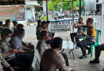 AKBP M Irwan Susanto, saat memimpin apel di Polsek Pekalongan Timur, Senin pagi, (31/05/2021) saat mempimpin apel pagi dihalaman / trotoar  Polsek Pekalongan Timur.
