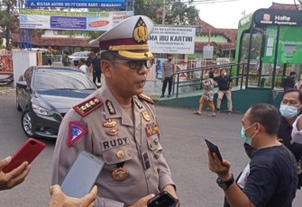 Direktorat Lalu Lintas Polda Jateng Kombes Pol M. Rudy Syafirudin saat memberikan keterangan kepada wartawan tentang tindakan Polda Jateng melayangkan protes ke Dinas Terkait di Jawa Timur, terkait banyaknya bus bus yang lolos masuk kewilayah Jawa Tengah.