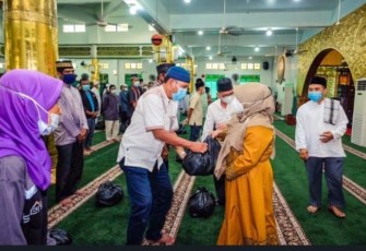 Walikota Tanjung Pinang Bagikan Sembako Pada Imam Masjid Marbot dan Petugas Kebersihan 