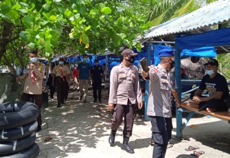 Personil Pos Pam Pantai Trikora Bintan  Lakukan Pemantauan Pengunjung