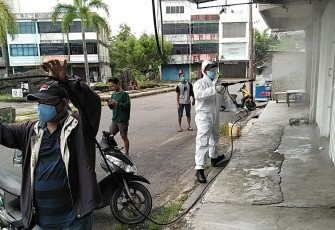 Polsek Bukit Bestari Semprotkan Desinfektan di Kawasan Bintan Plaza