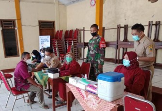 Sertu Kumedi melaksanakan pendampingan vaksinasi