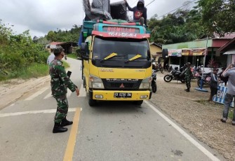 Jaga Perbatasan Wilayah Babinsa Koramil 11/Silat Hilir Cegah Sebaran Covid 19