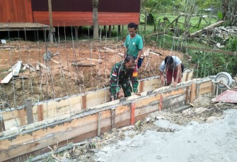 Wujud Nyata Kebersamaan TNI-Rakyat, Babinsa Bantu Pengecoran Rumah Warga