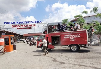 Cegah penyebaran Covid 19 petugas gabungan semprot disinfektan di jalan protokol dan fasum di Blora