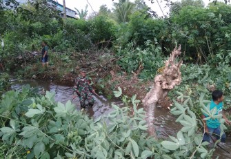 Babinsa Koramil Marau Bersama Warga Bersikan Parit
