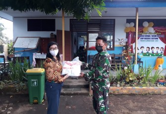 Foto Dinkes saat serahkan bantuan masker kepada satgas TMMD kodim Bitung