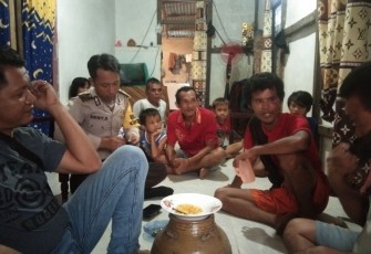 Babinsa Bersama Bhabinkamtibmas Pakbulu Sigap Lerai Perselisihan Warga 