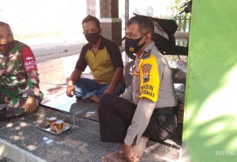 Bhabinkamtibmas Polsek Pekalongan Barat, Polres Pekalongan Kota, Aiptu Hartono dan Babinsa Menyambangi warga di kelurahan Pringrejo Kecamatan Pekalongan barat, Rabu (2/06/2021). 