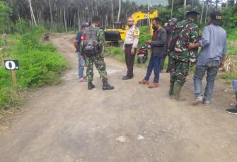 Personil Kodim 1310/Bitung Bersama Masyarakat Pasang Titik Tapal Batas