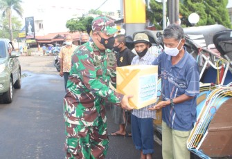 Dandim Salatiga turun langsung bagikan sembako 