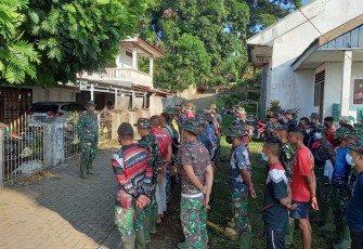 Komandan SSK Satgas TMMD ke 111 kodim 1310/Bitung saat berikan arahan pada apel pagi