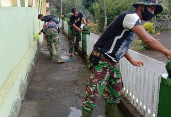 Personil satgas TMMD kodim Bitung saat melakukan pengecetan masjid Fatabiqul khairat Komorsot